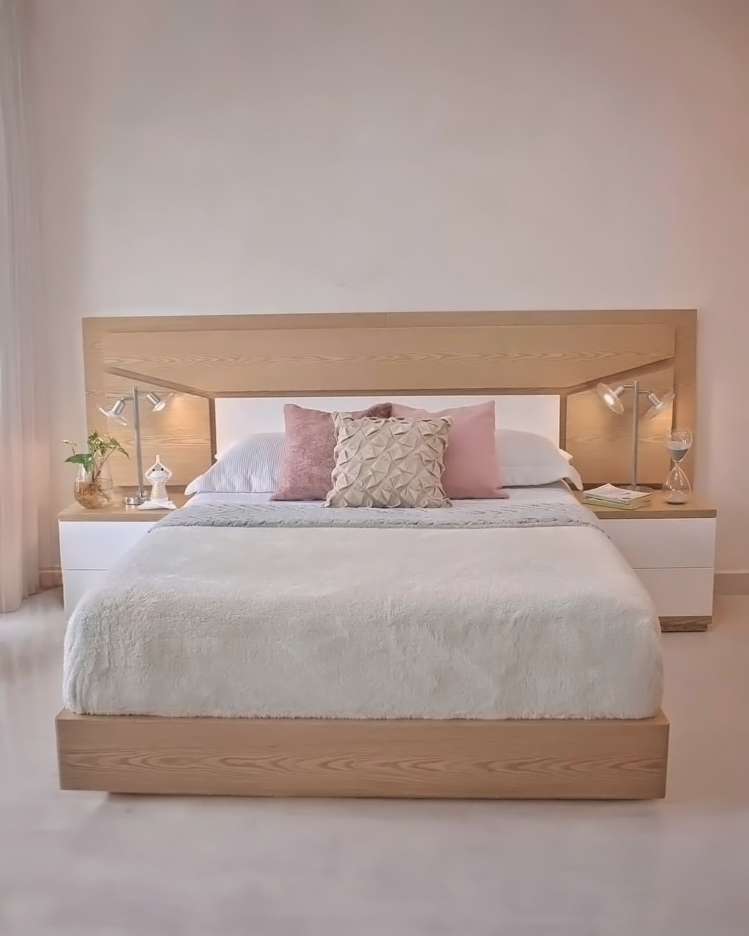 Cama Catedral en Madera Natural – Diseño Artesanal Imponente y Atemporal