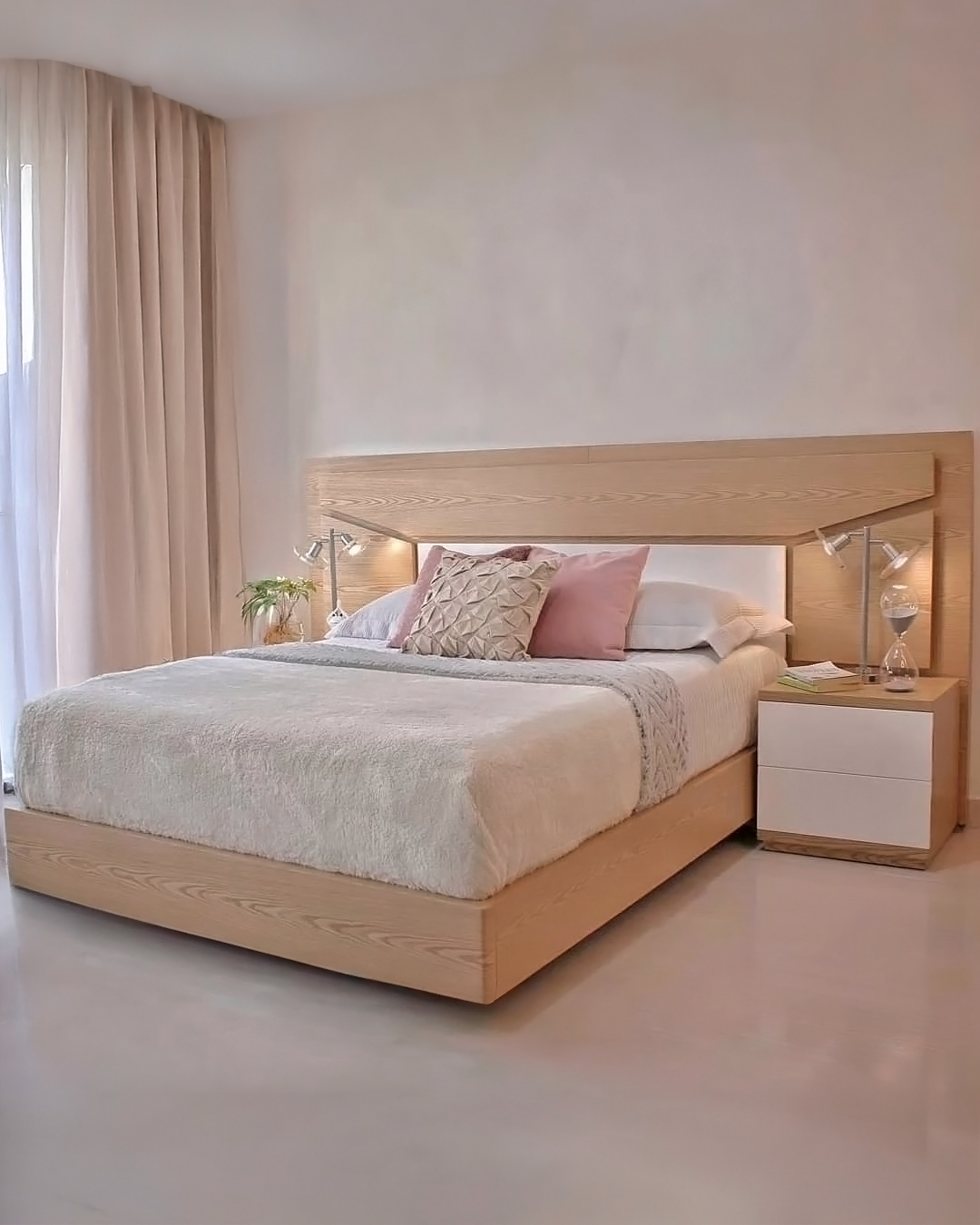 Cama Catedral en Madera Natural – Diseño Artesanal Imponente y Atemporal