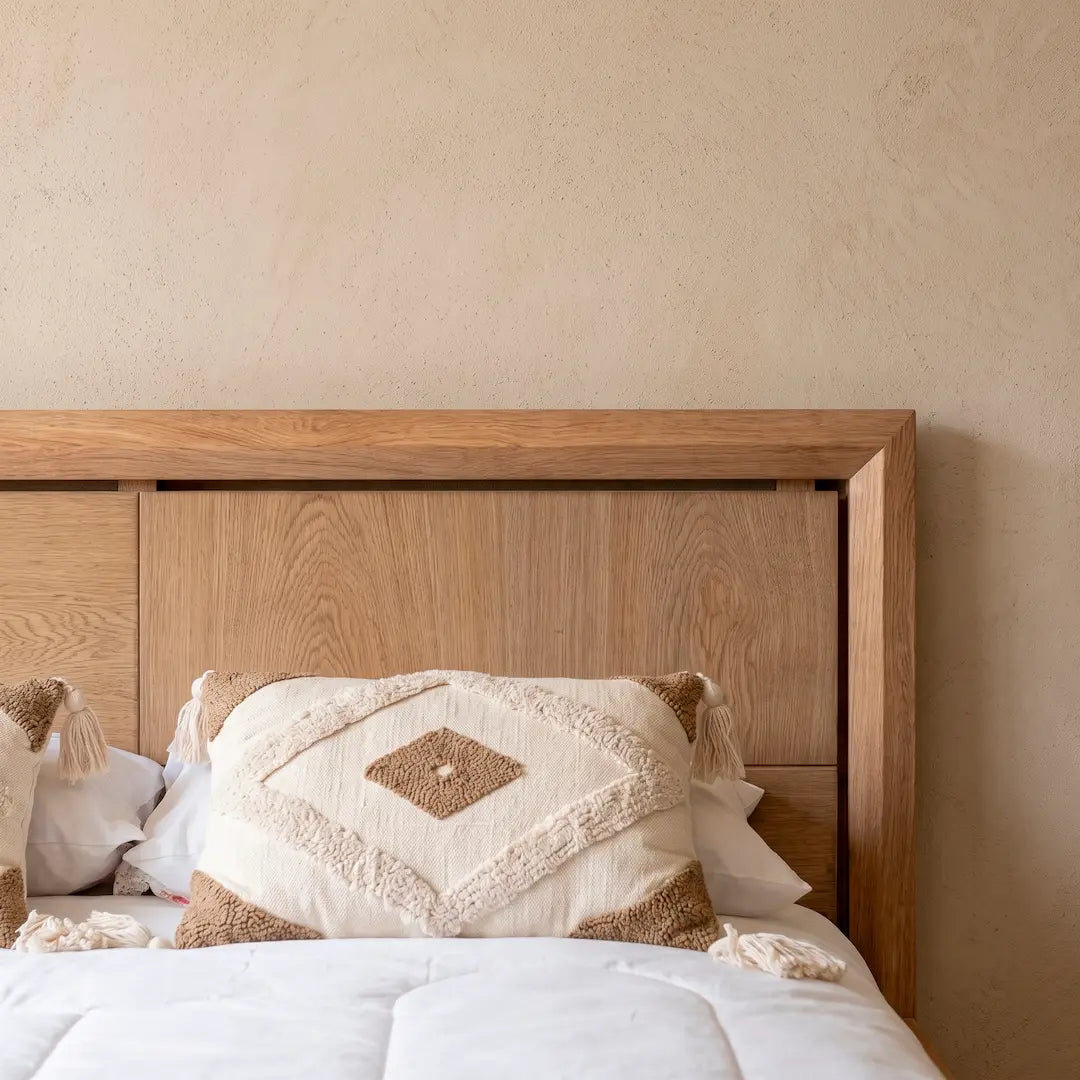 Cama con Estructura en Roble Macizo y Espaldar en Triple Decorativo — Modelo Andina