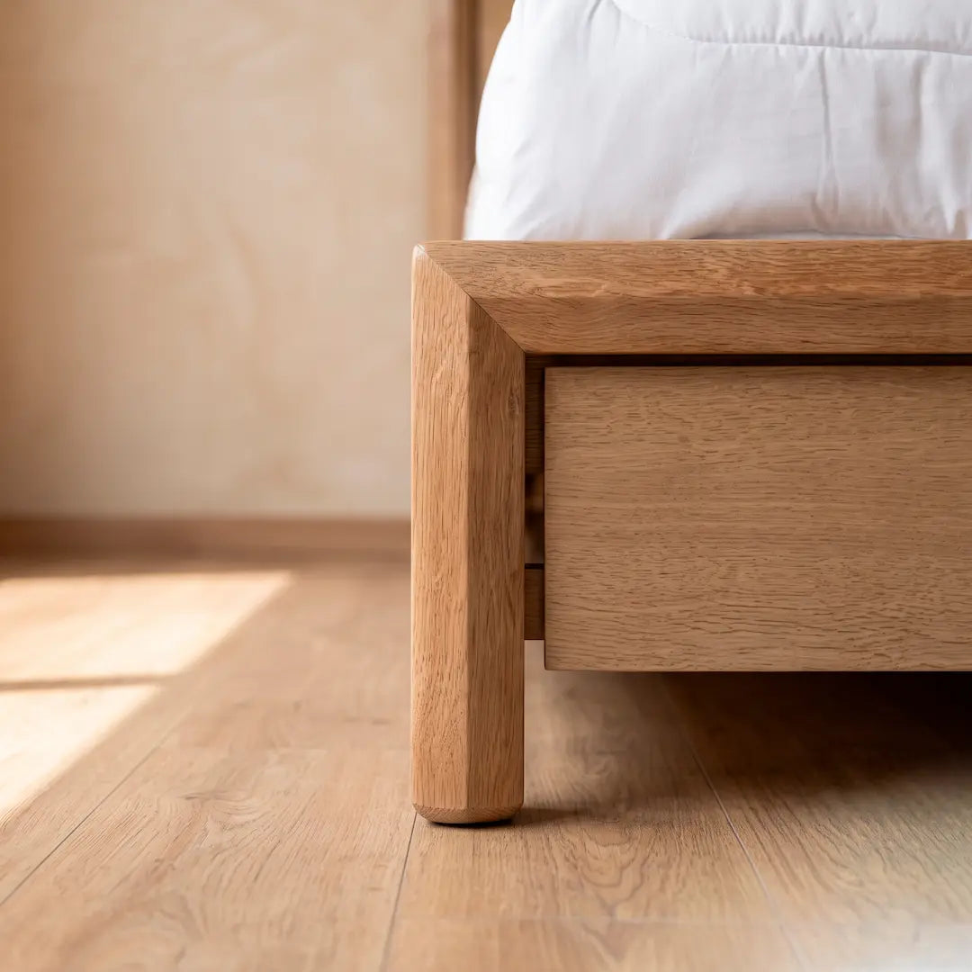Cama con Estructura en Roble Macizo y Espaldar en Triple Decorativo — Modelo Andina