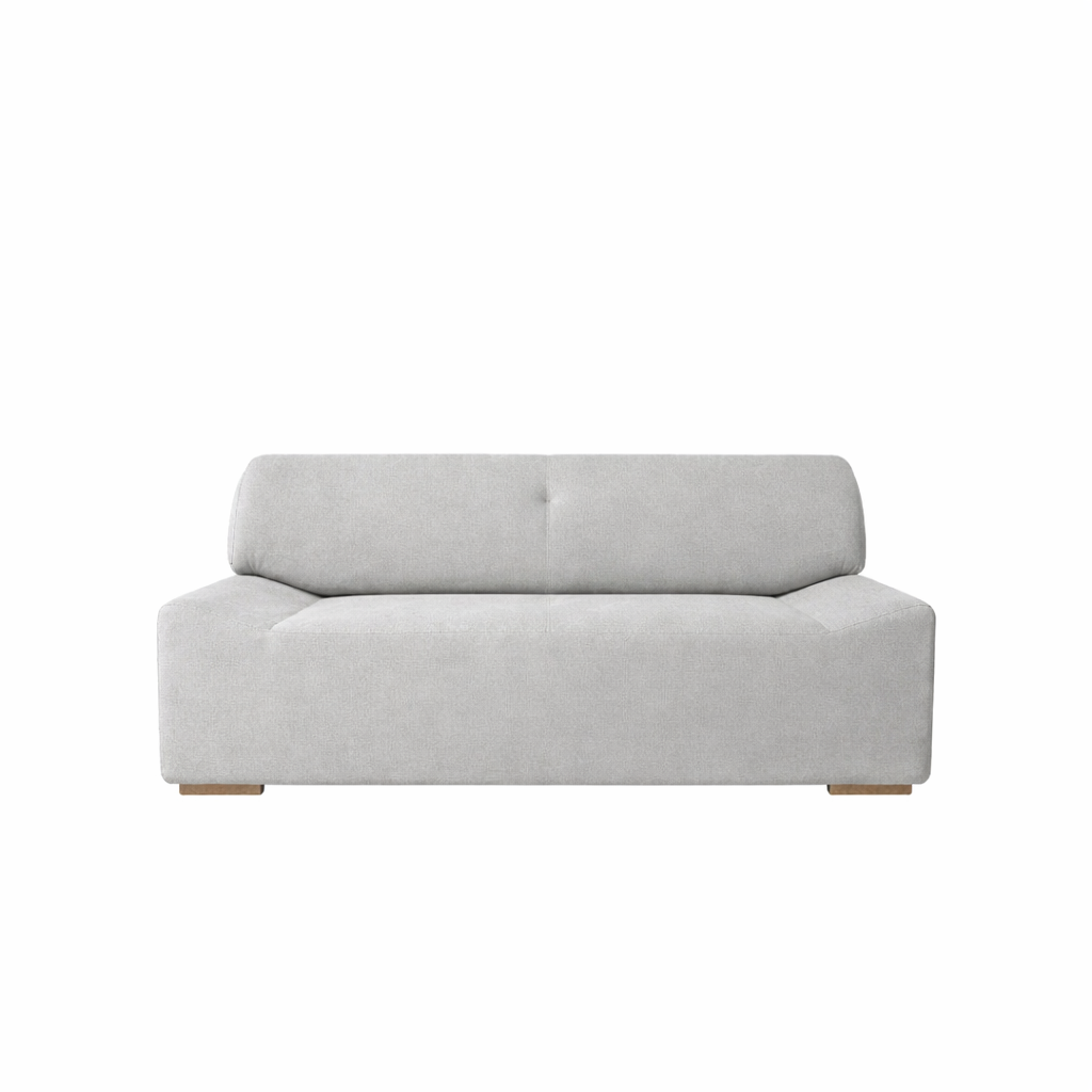 Sofá Nevado tapizado con base en madera natural, vista general en sala