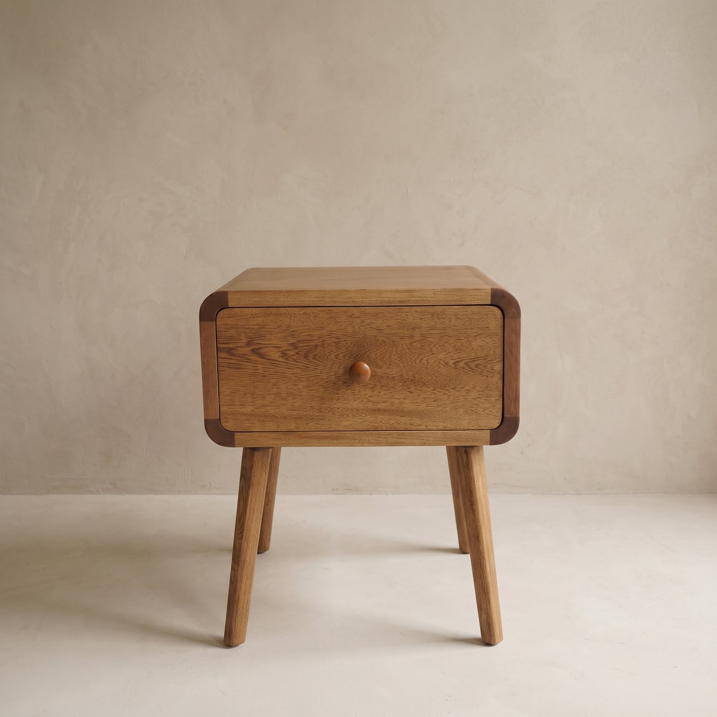 Mesa de noche Barichara en madera natural, estilo moderno colombiano, en dormitorio — Loft Mobiliario