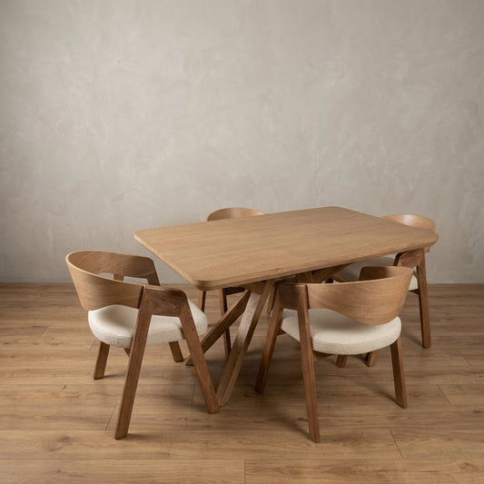 Mesa de comedor Pulpo en roble con tapa enchapada y sillas Alfa, vista del juego — Loft Mobiliario