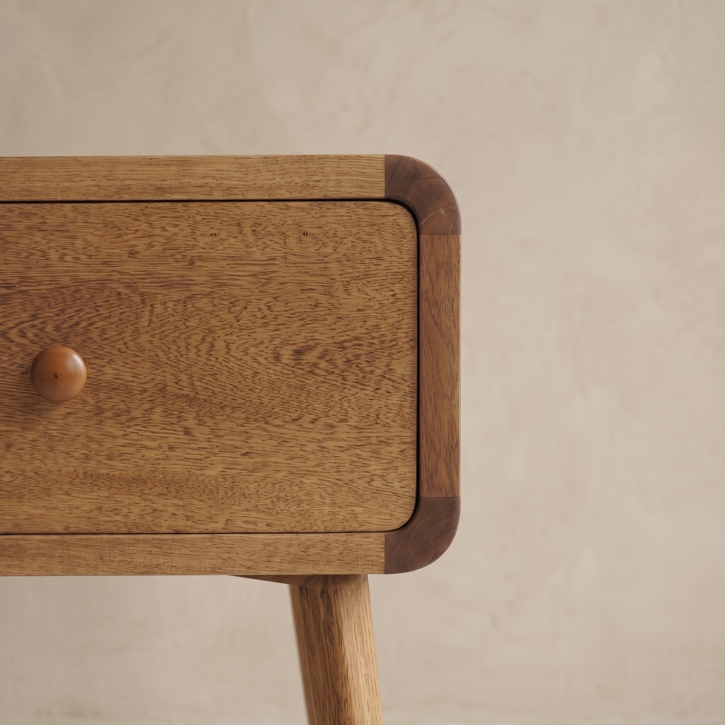 Mesa de noche Barichara en madera natural, vista lateral — Loft Mobiliario