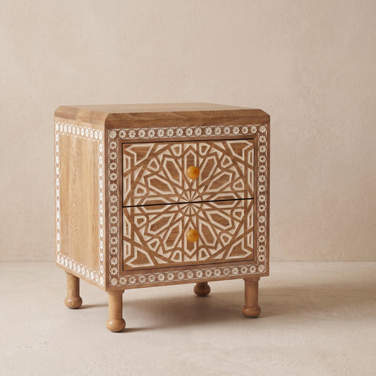 Mesa de noche Andes, detalle del tallado artesanal en la madera — Loft Mobiliario