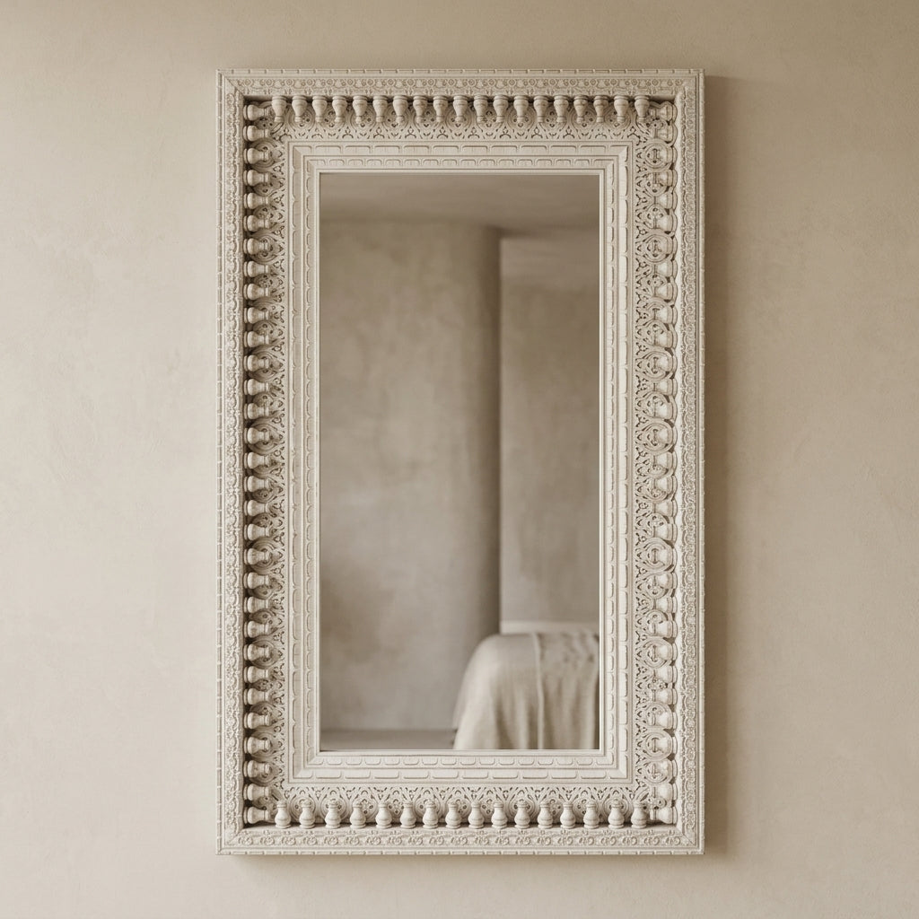 Espejo rectangular tallado en roble y MDF con acabado blanco envejecido, colgado en pared beige — Loft Mobiliario
