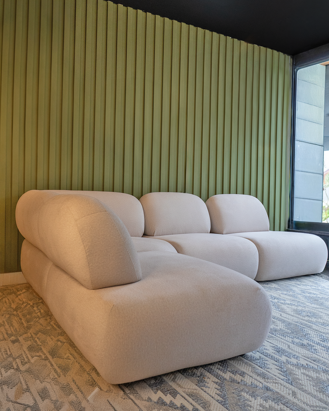 Sofá modular Macondo, vista lateral en sala
