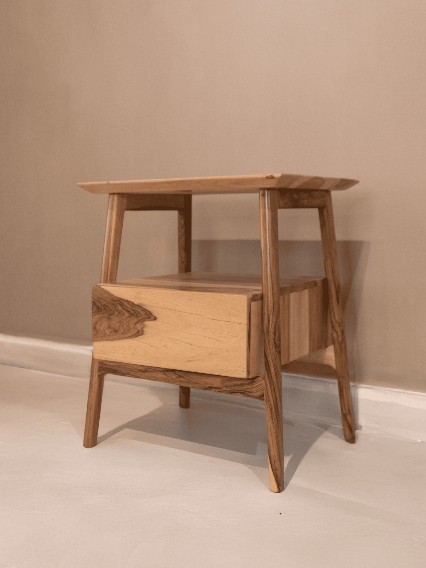 Mesa Auxiliar de Noche Ariza – Diseño Moderno en Madera Natural