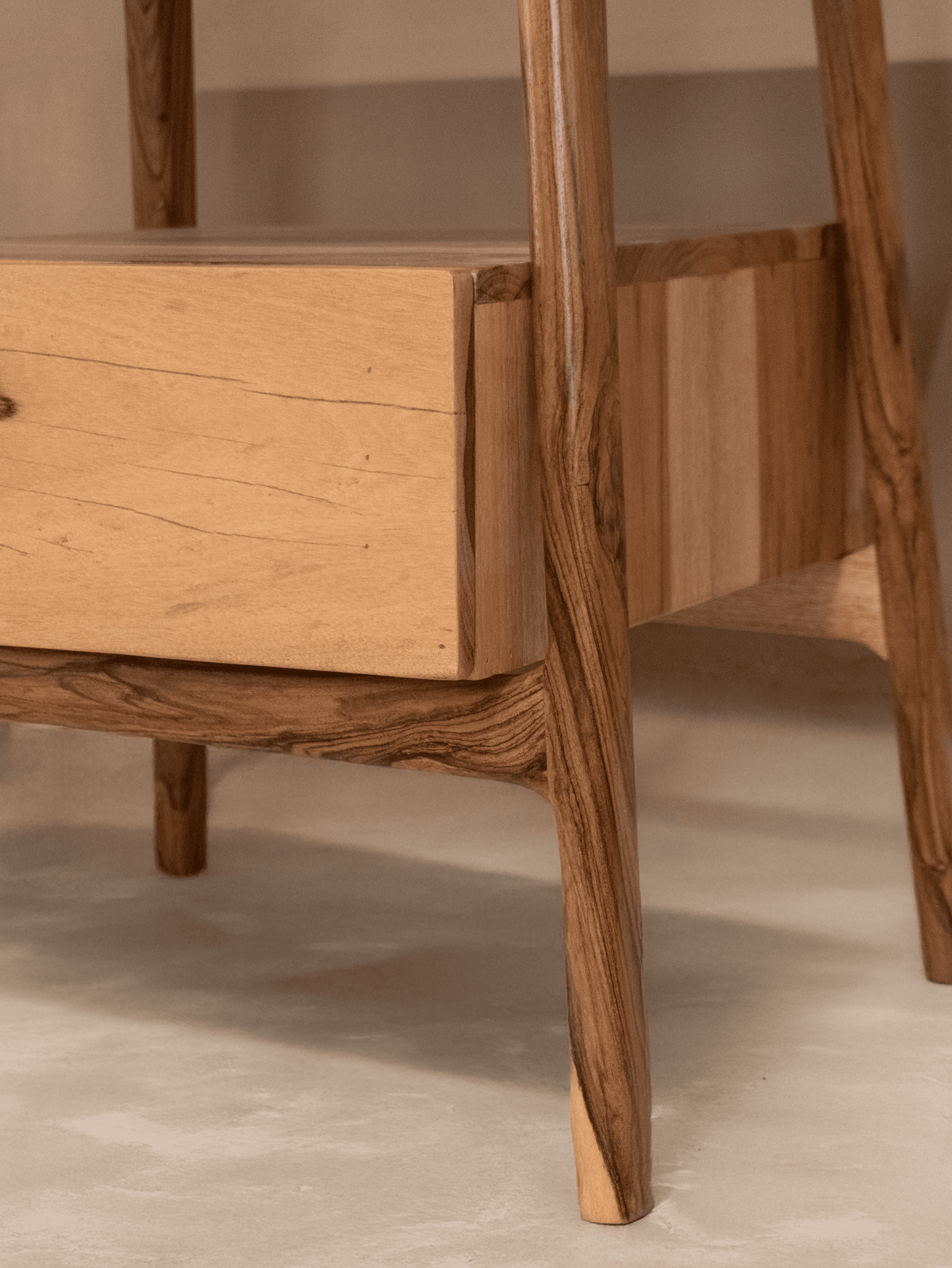 Mesa Auxiliar de Noche Ariza – Diseño Moderno en Madera Natural
