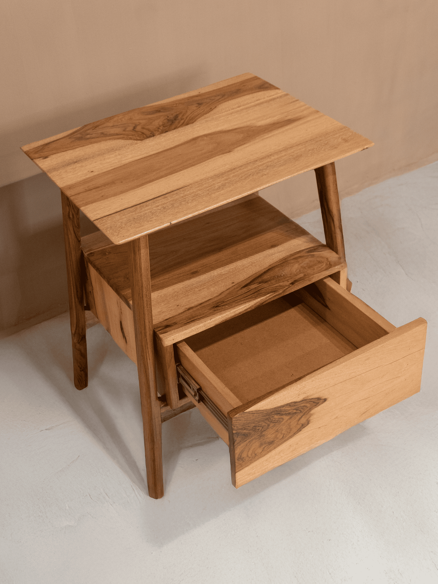 Mesa Auxiliar de Noche Ariza – Diseño Moderno en Madera Natural