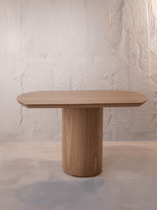 Mesa de Comedor Barichara – Roble Natural y Base Enchapada en Estilo Moderno