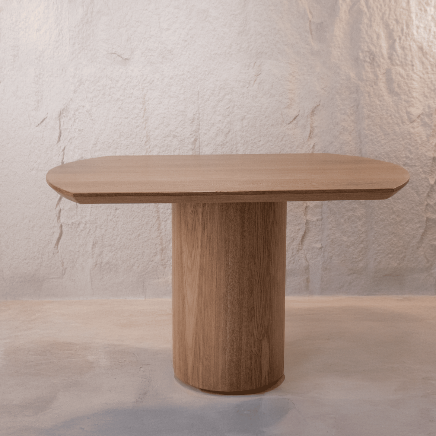 Mesa de comedor Barichara, detalle de la base enchapada