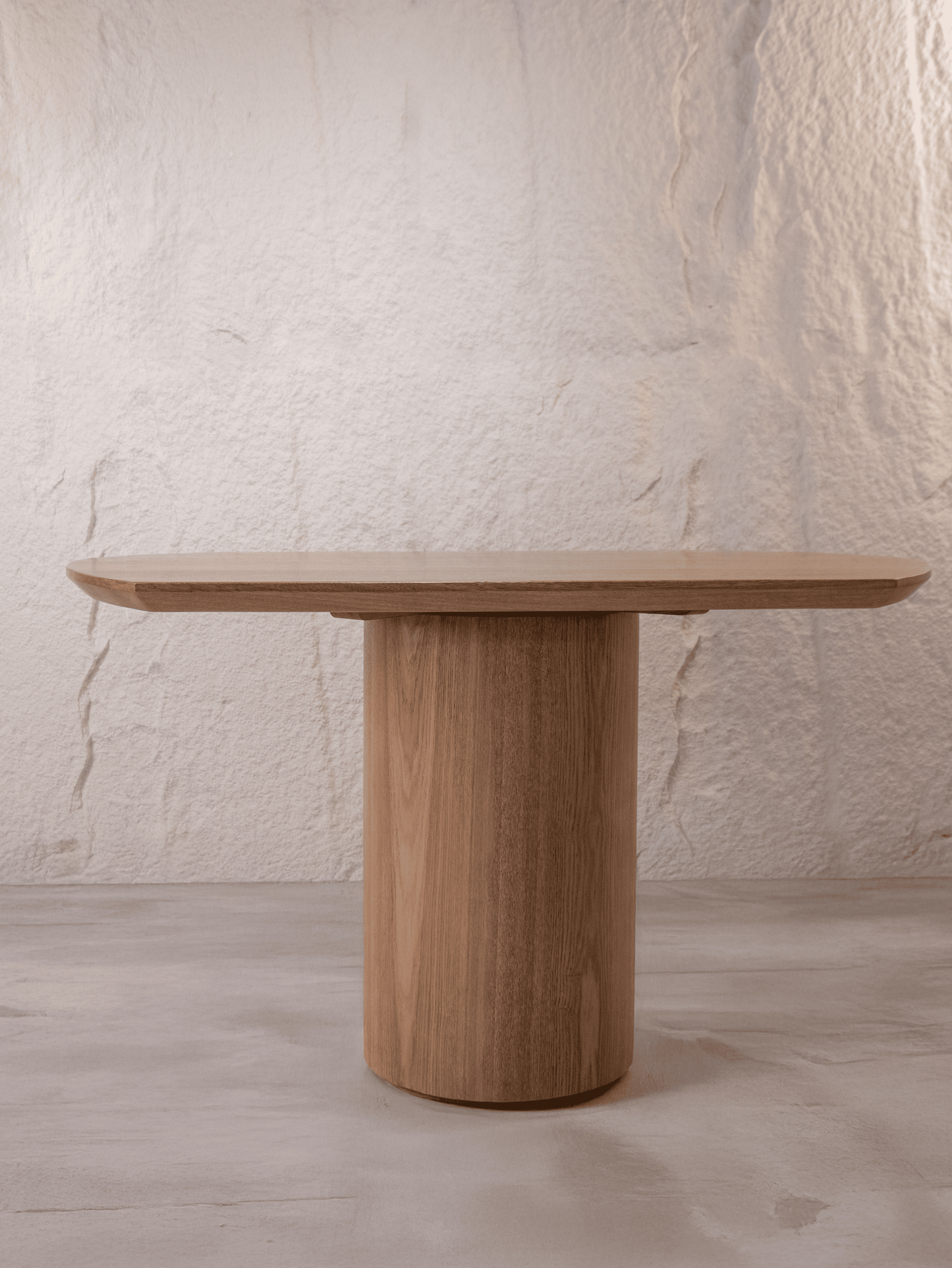 Mesa de Comedor Barichara – Roble Natural y Base Enchapada en Estilo Moderno