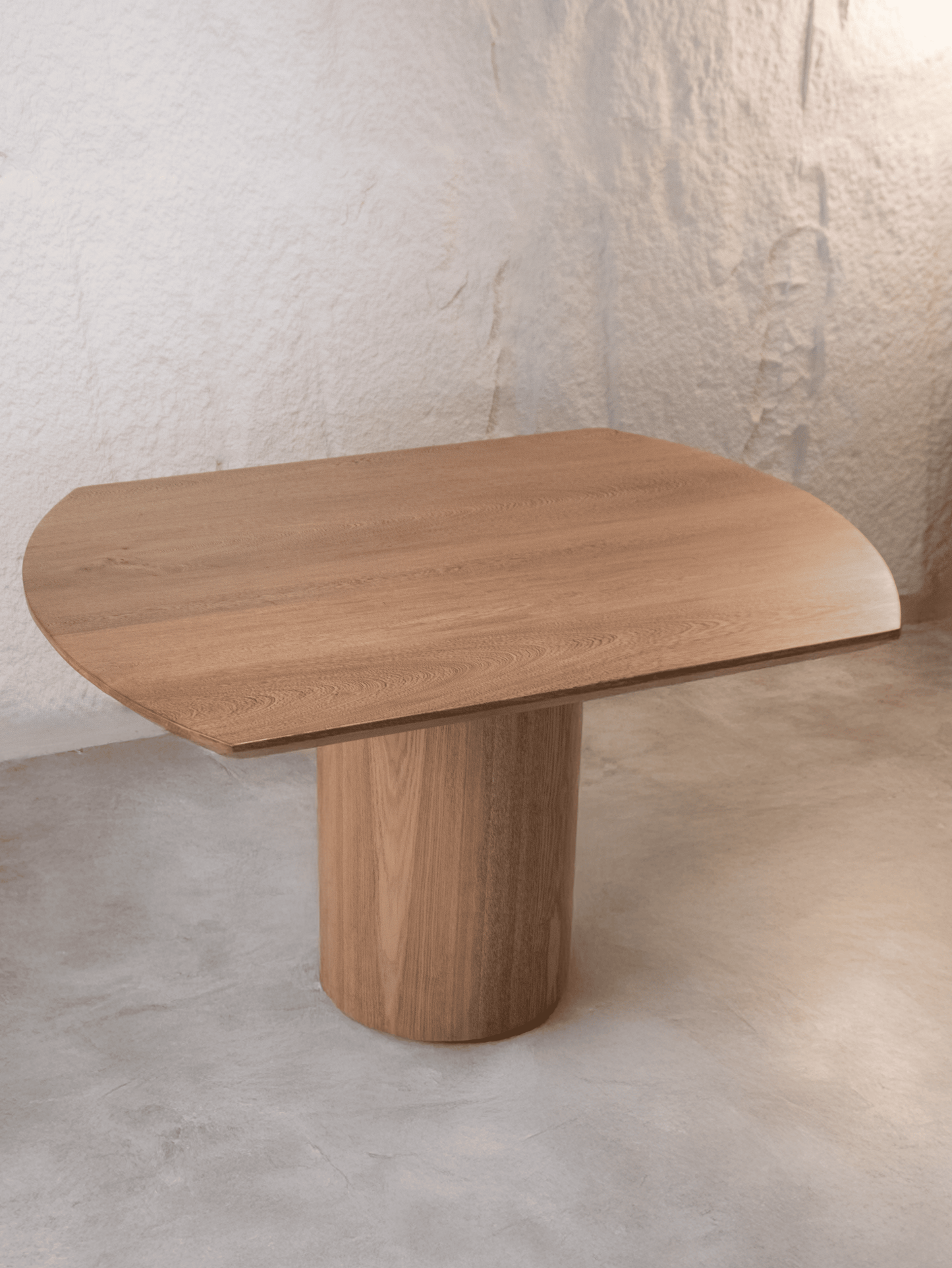 Mesa de Comedor Barichara – Roble Natural y Base Enchapada en Estilo Moderno