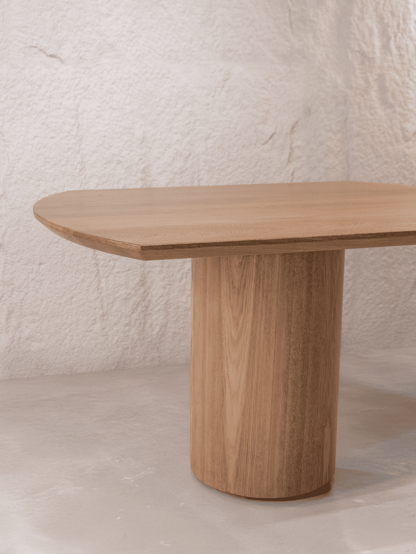 Mesa de Comedor Barichara – Roble Natural y Base Enchapada en Estilo Moderno