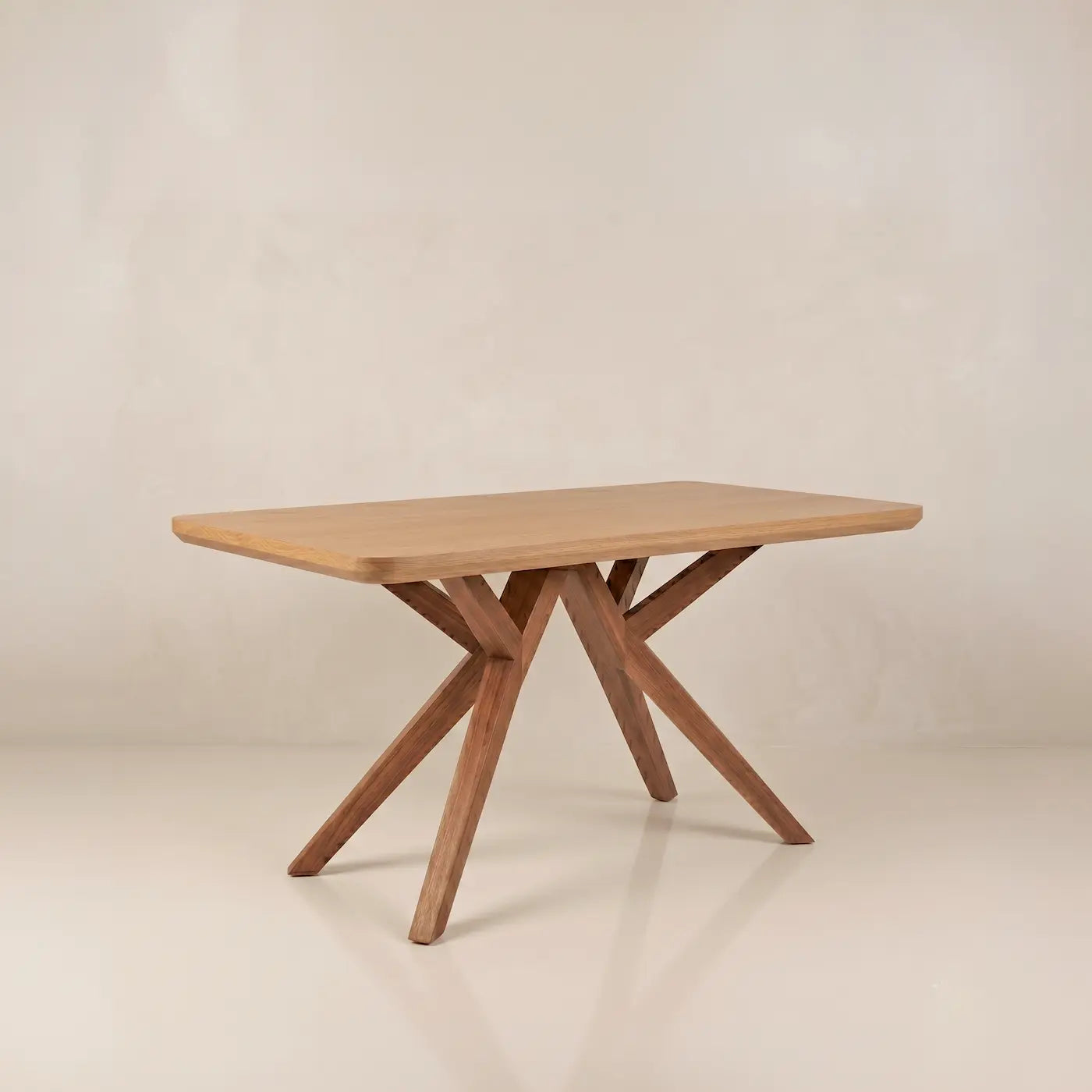 Mesa Pulpo con base escultórica en madera, vista general en comedor