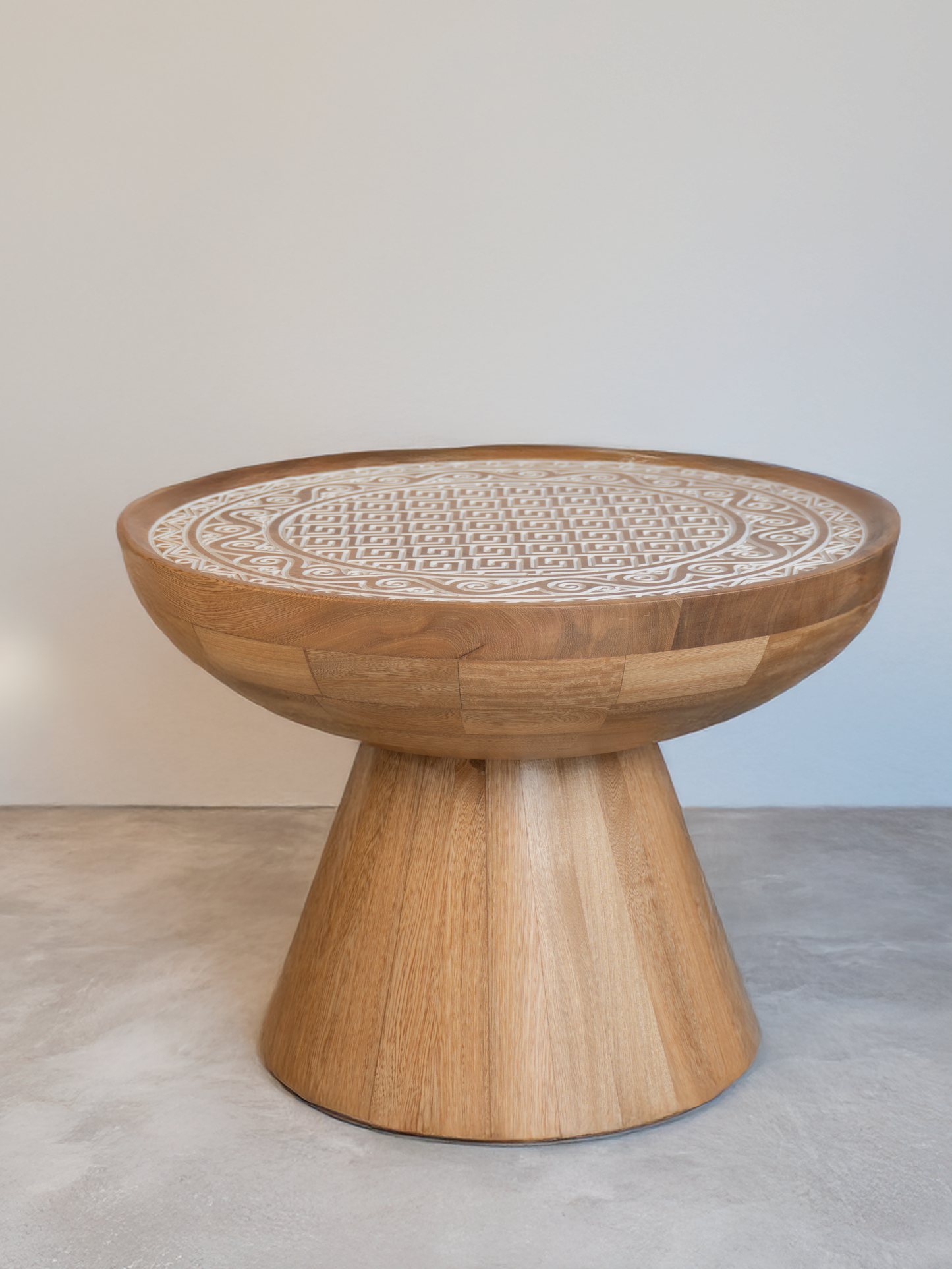 Mesa Tallada Nativo en Roble Macizo – Diseño Redondo Artesanal Colombiano