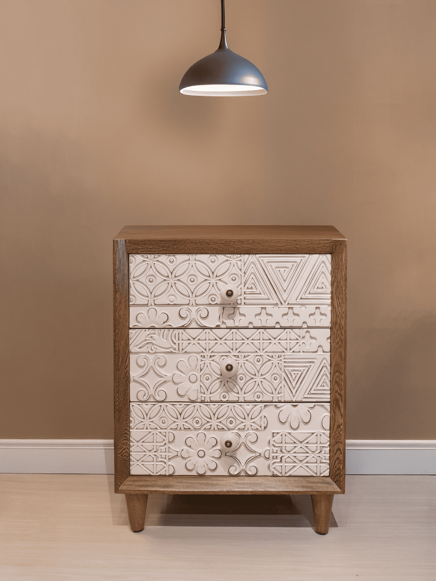 Mesa de noche Raíz, detalle del diseño compacto