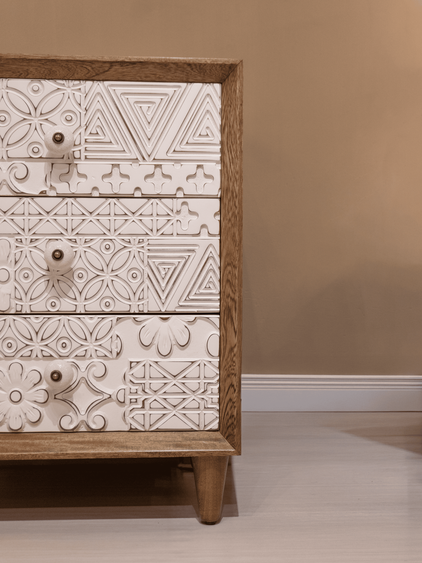 Mesa Auxiliar de Noche Raíz – Madera Natural y Diseño Compacto