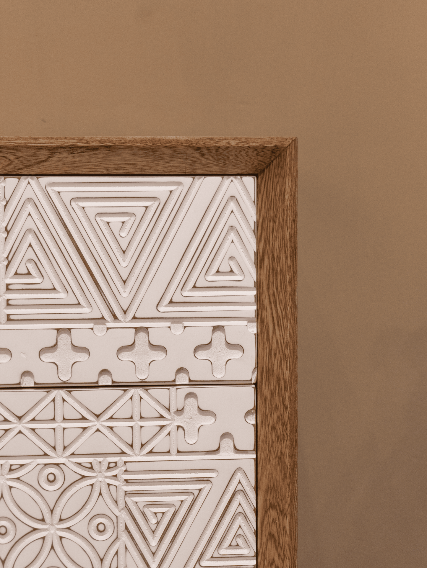 Mesa Auxiliar de Noche Raíz – Madera Natural y Diseño Compacto