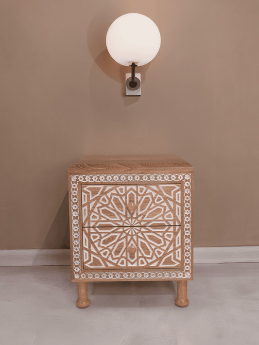 Mesa de Noche Tallada Andes – Madera Natural con Detalles Artesanales