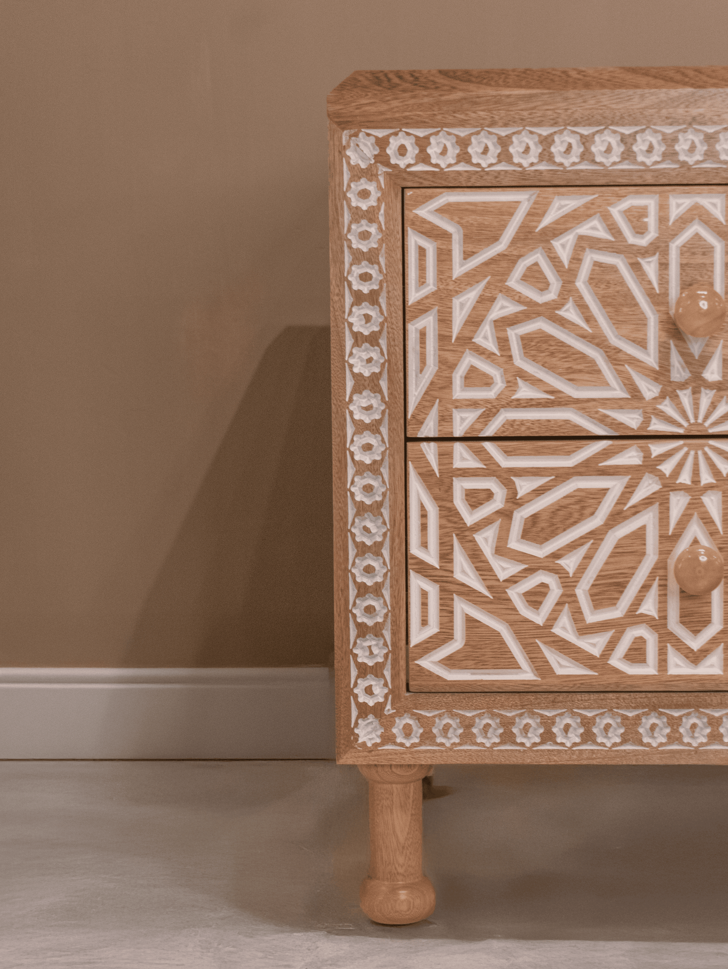 Mesa de Noche Tallada Andes – Madera Natural con Detalles Artesanales