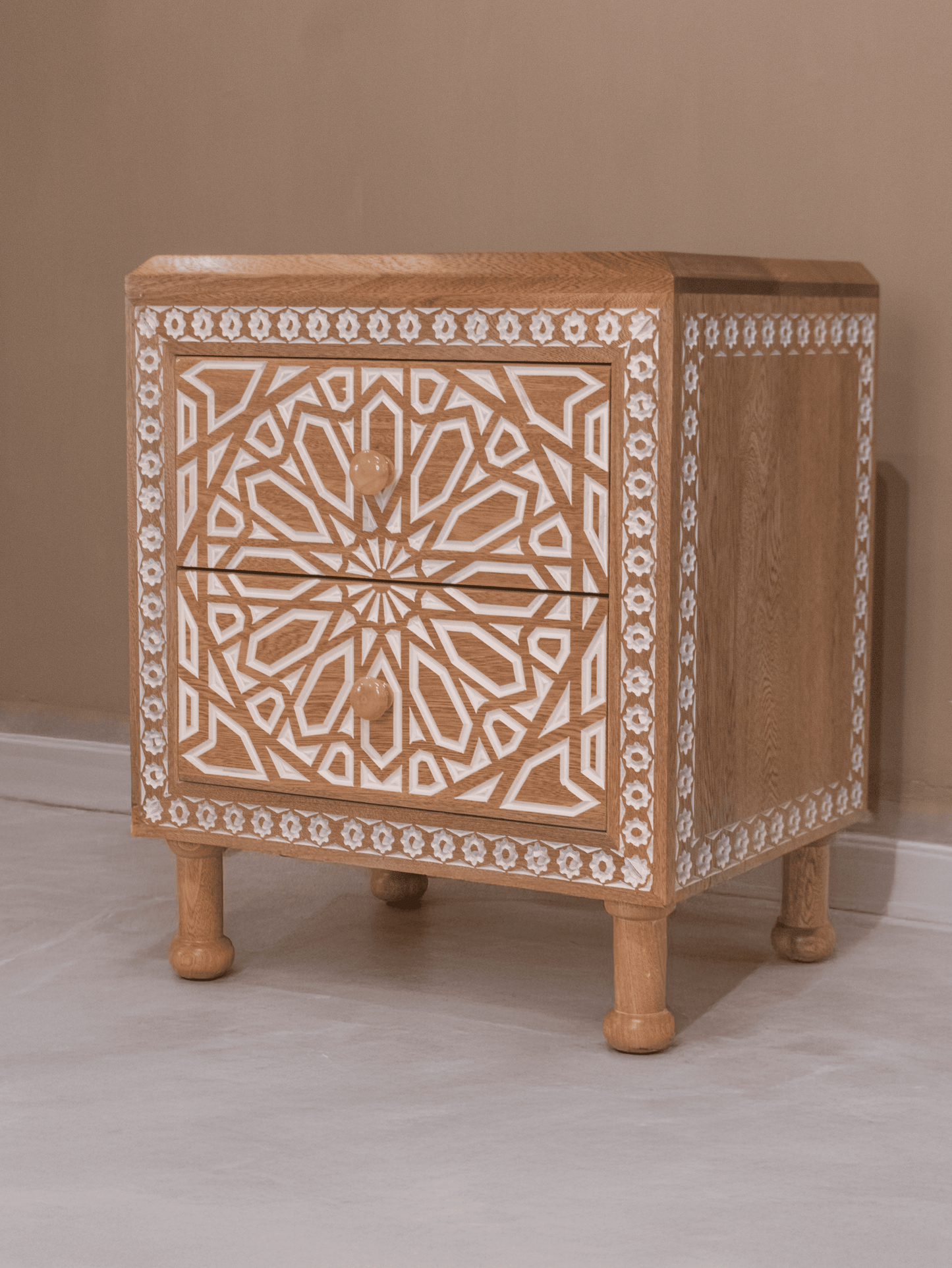 Mesa de Noche Tallada Andes – Madera Natural con Detalles Artesanales