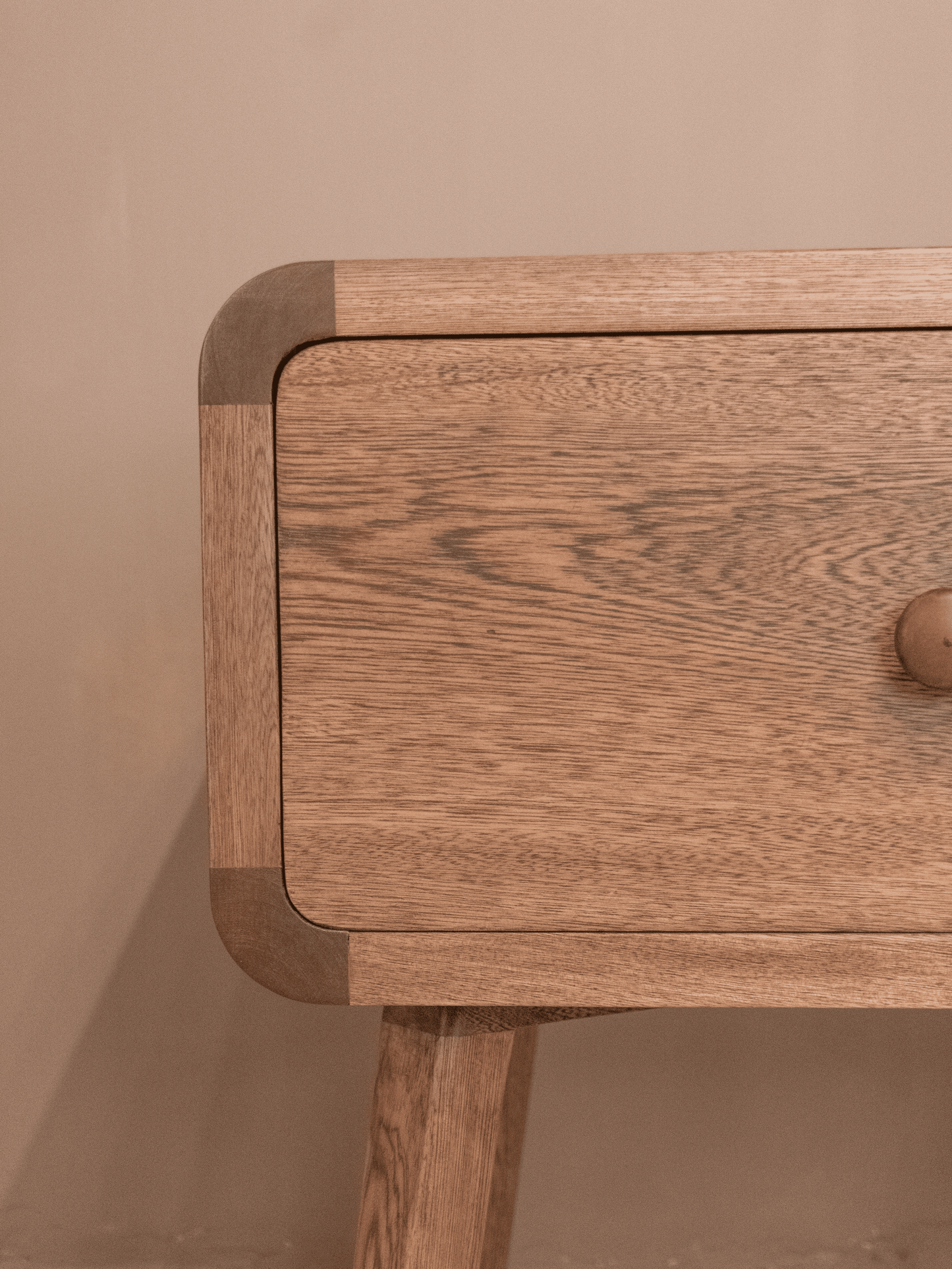 Mesa Auxiliar de Noche Barichara – Madera Natural Estilo Moderno Colombiano