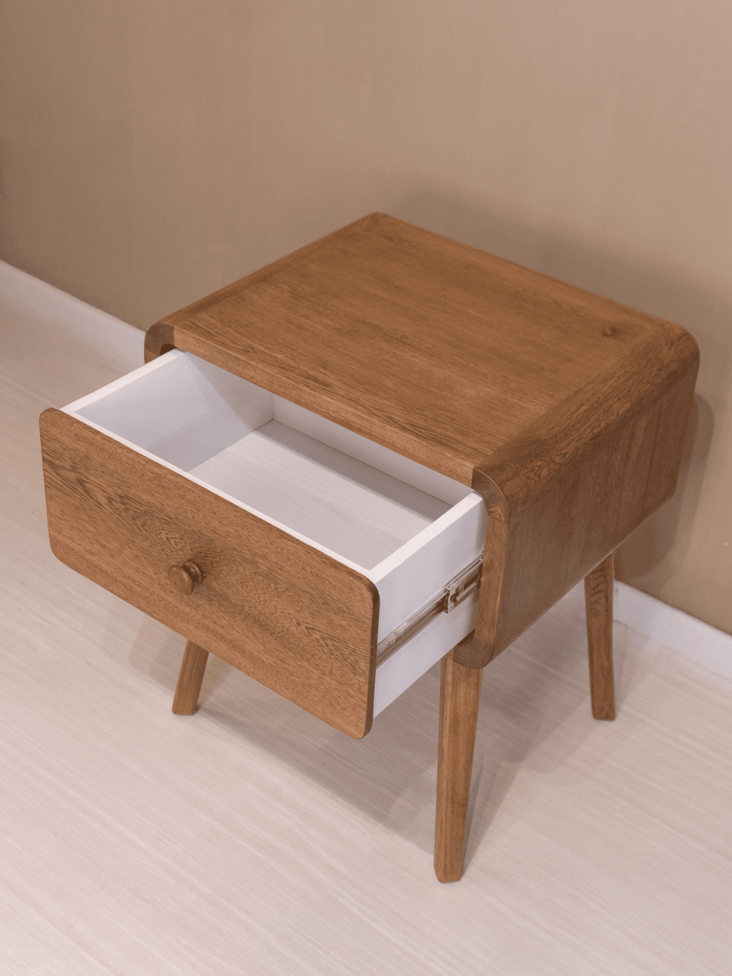 Mesa Auxiliar de Noche Barichara – Madera Natural Estilo Moderno Colombiano