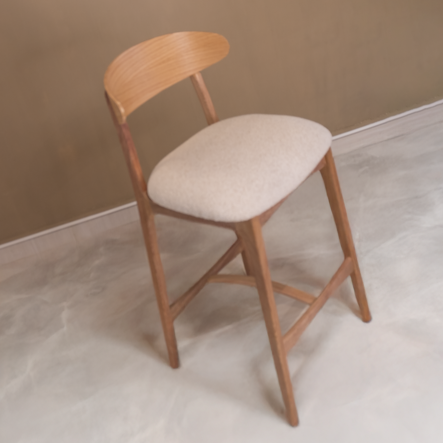 Silla de Barra Sierra – Madera Natural y Diseño Moderno para Cocinas y Bares