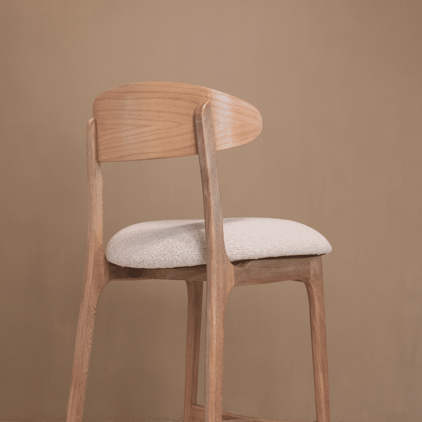 Silla de Barra Sierra – Madera Natural y Diseño Moderno para Cocinas y Bares