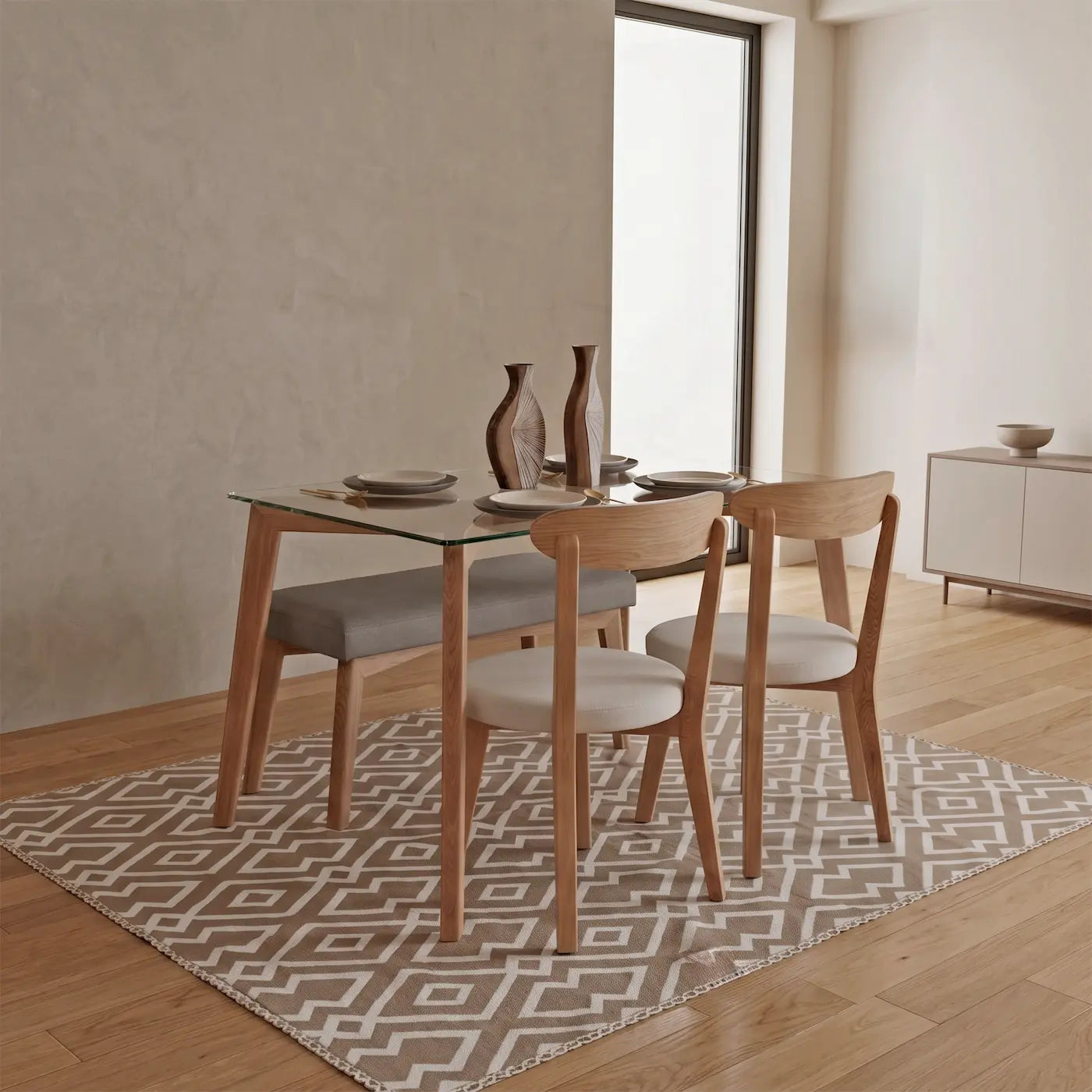 Comedor moderno de 4 puestos en madera con tapa de vidrio en ambiente interior elegante