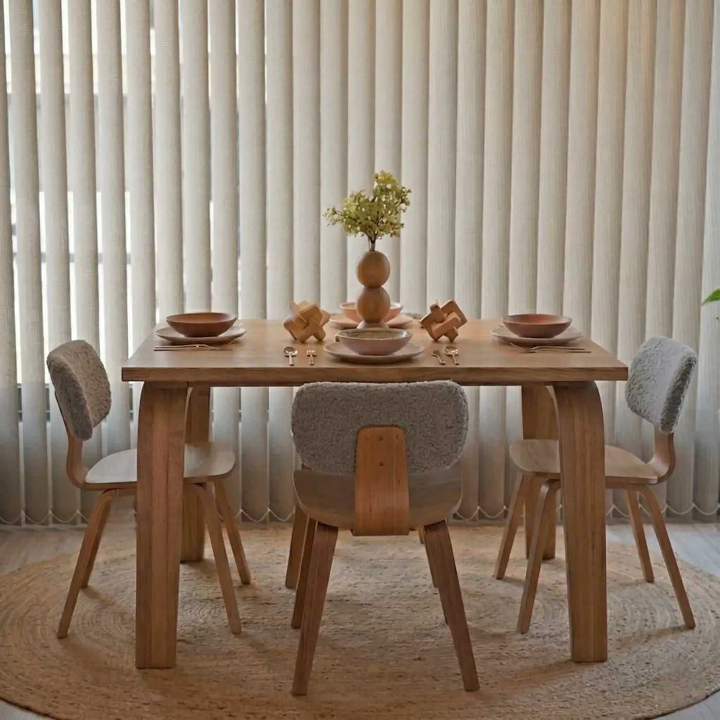 Comedor de 4 puestos en madera natural con diseño moderno para espacios interiores