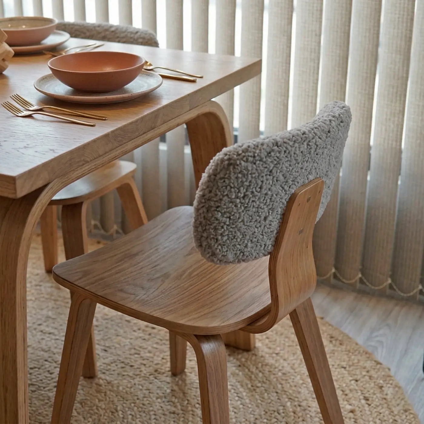 Comedor moderno en madera con sillas tapizadas en ambiente contemporáneo