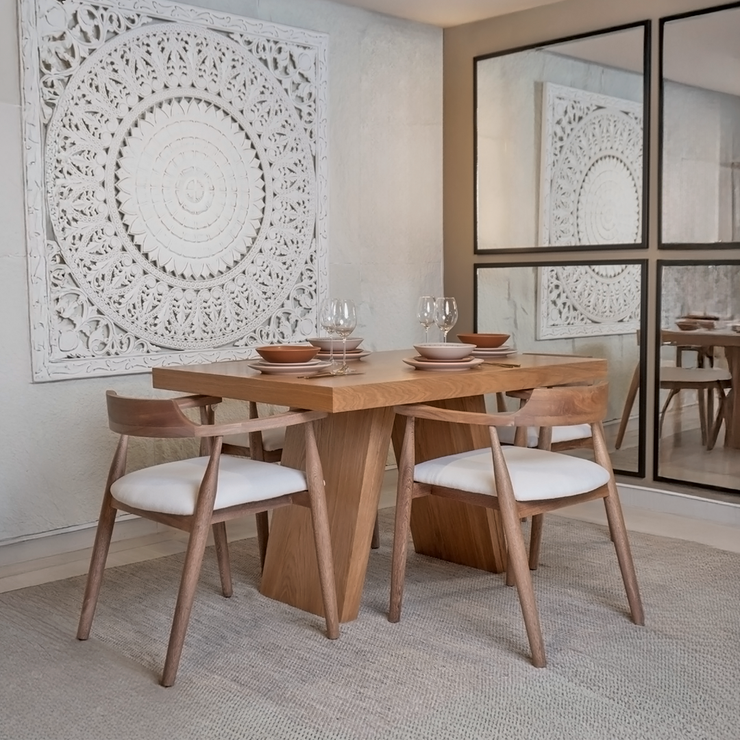 Comedor Andino en madera natural – Mesa enchapada y sillas en roble
