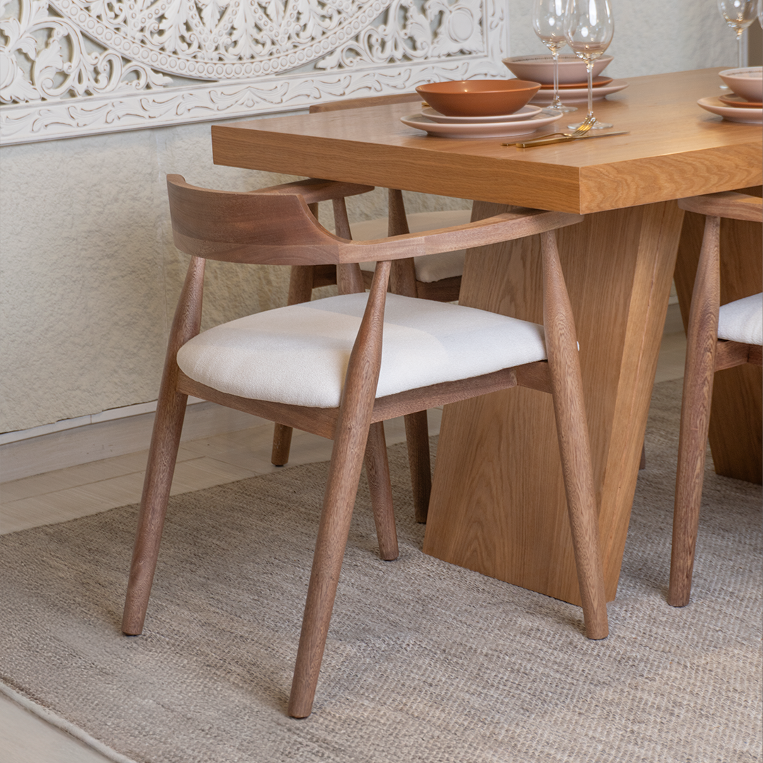 Comedor Andino en madera natural – Mesa enchapada y sillas en roble