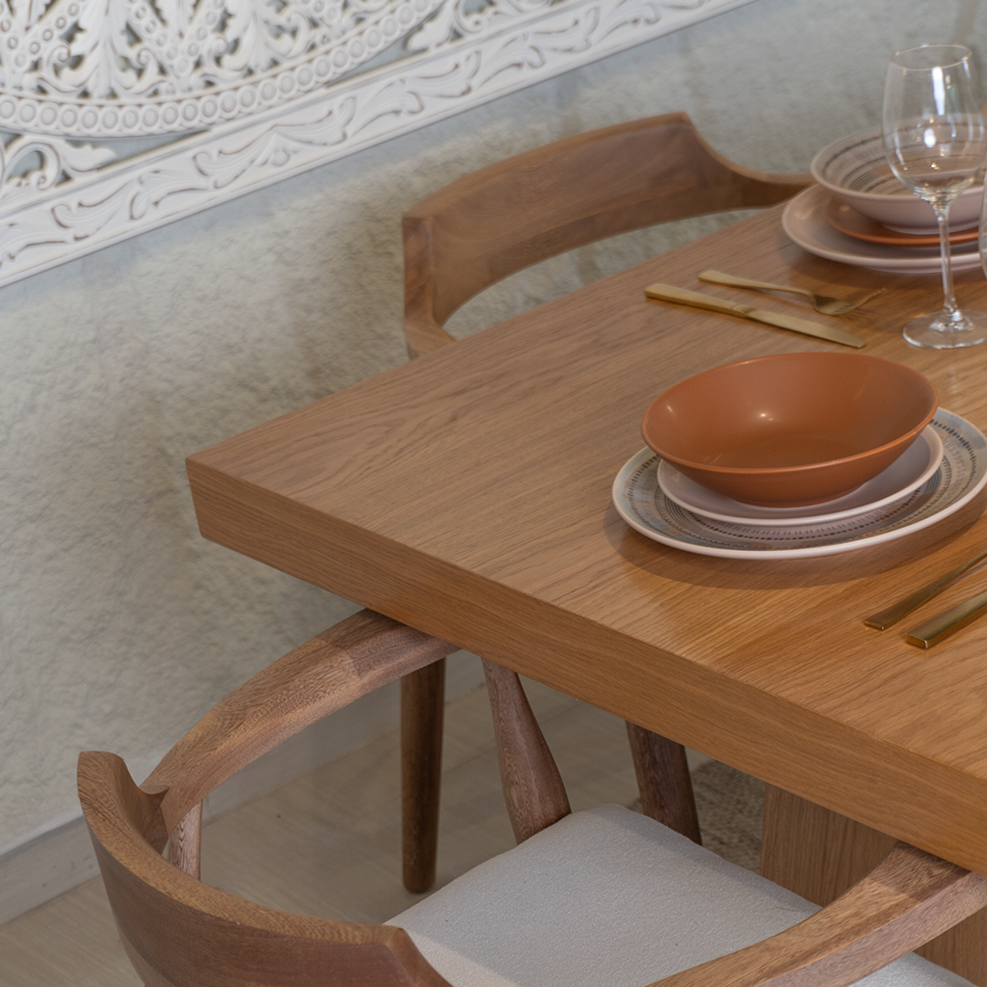 Comedor Andino en madera natural – Mesa enchapada y sillas en roble