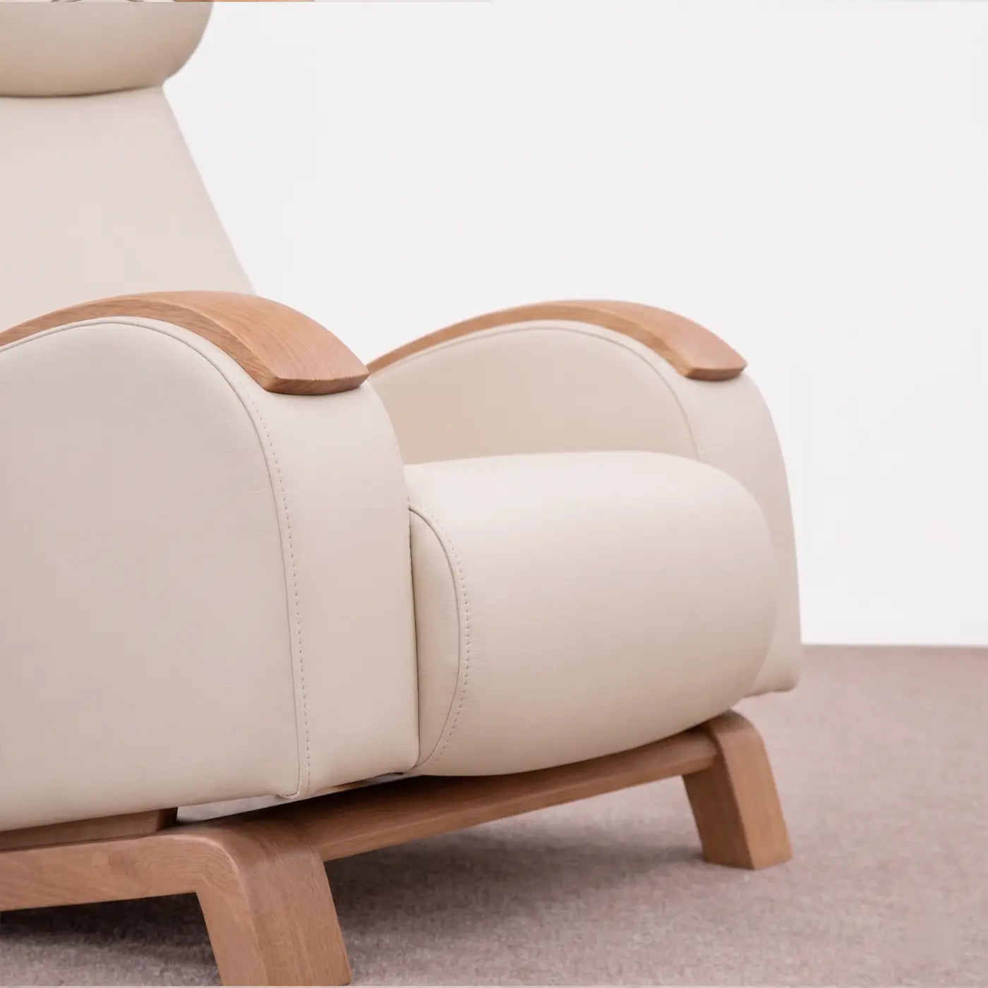 Detalle de mecedora tapizada con brazos en madera de diseño moderno