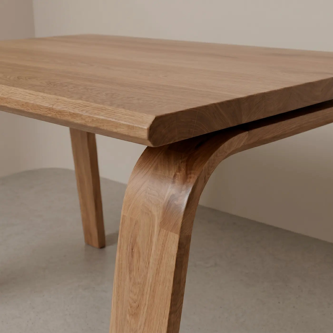 Detalle de mesa de comedor en roble natural con acabado moderno