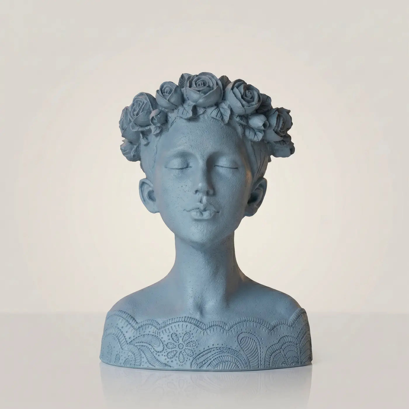 Macetero busto de mujer, con planta en ambiente