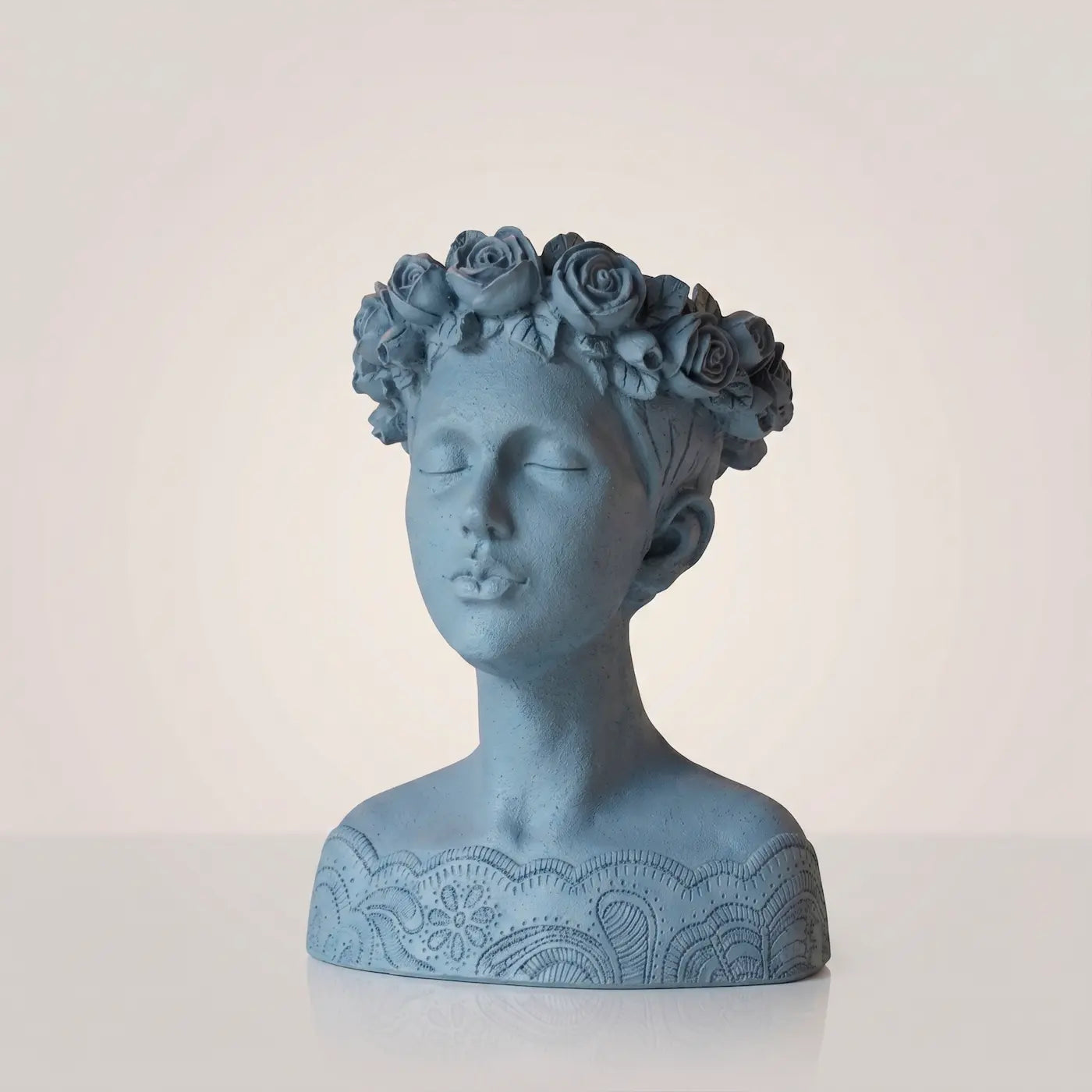 Macetero busto de mujer, detalle de la corona de flores
