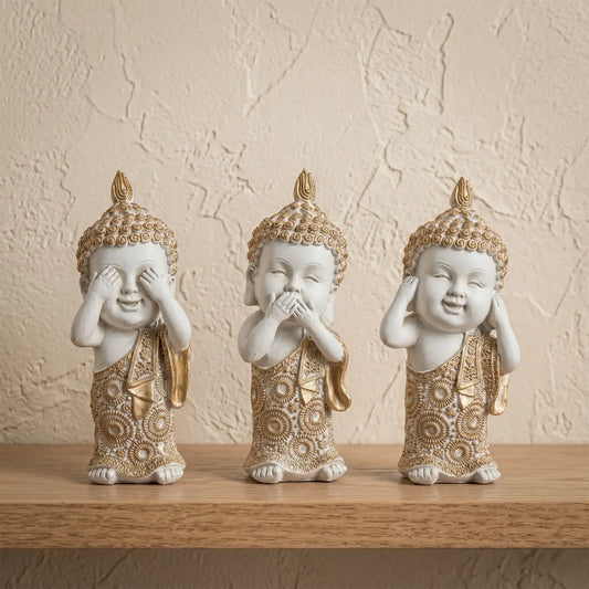 Trío de Budas decorativos en tonos crema y dorado, ideales para ambientes minimalistas y luminosos.