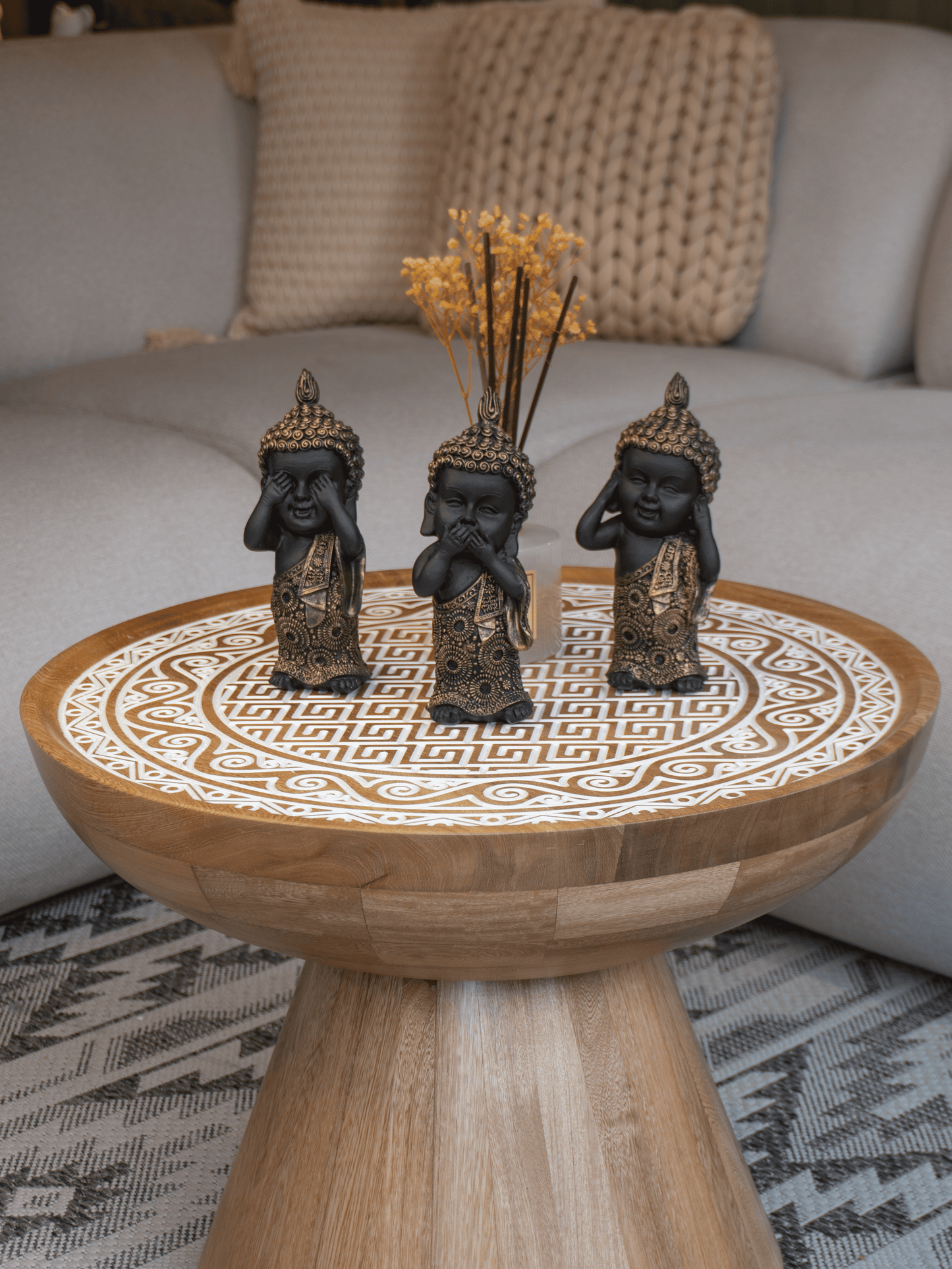 Mesa Tallada Nativo en Roble Macizo – Diseño Redondo Artesanal Colombiano