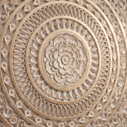Mandala de madera con acabados dorados y champaña artesanal.