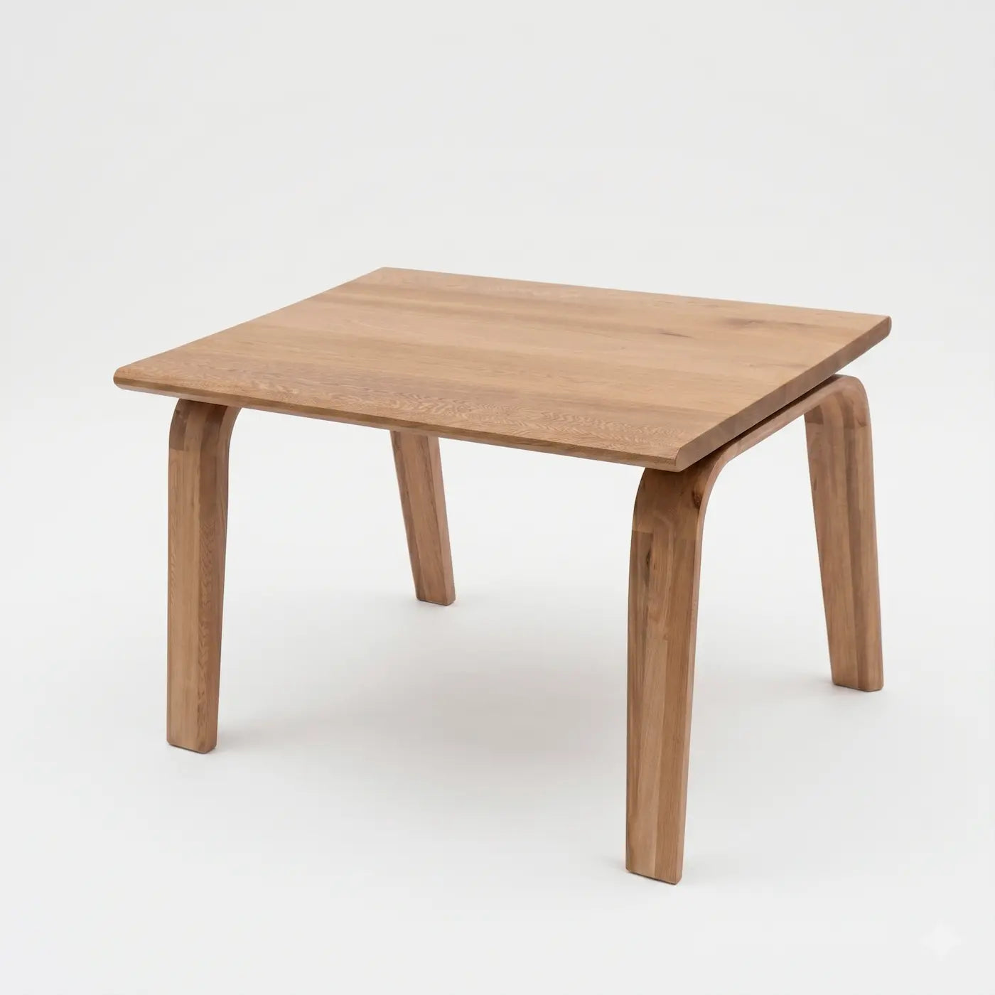 Mesa de comedor en roble natural sobre fondo limpio para catálogo