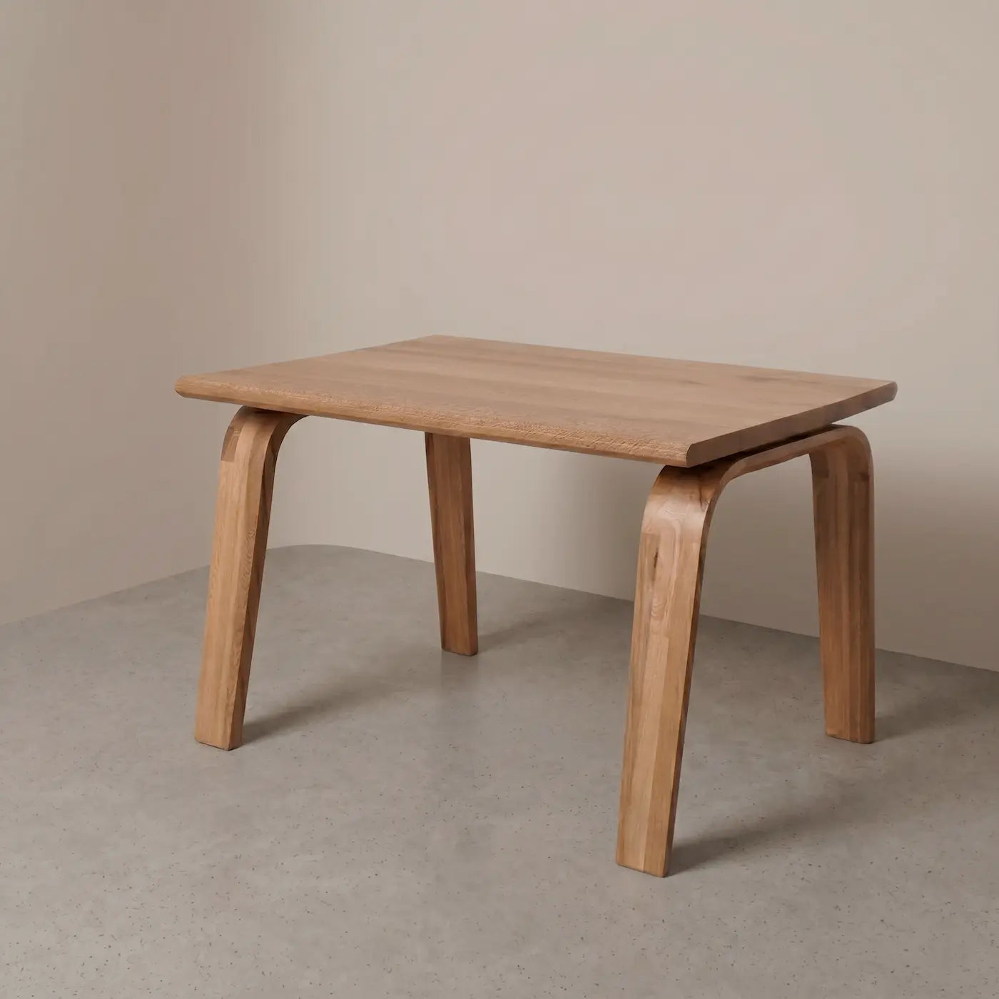 Mesa de comedor en roble natural con diseño moderno modelo Mompox