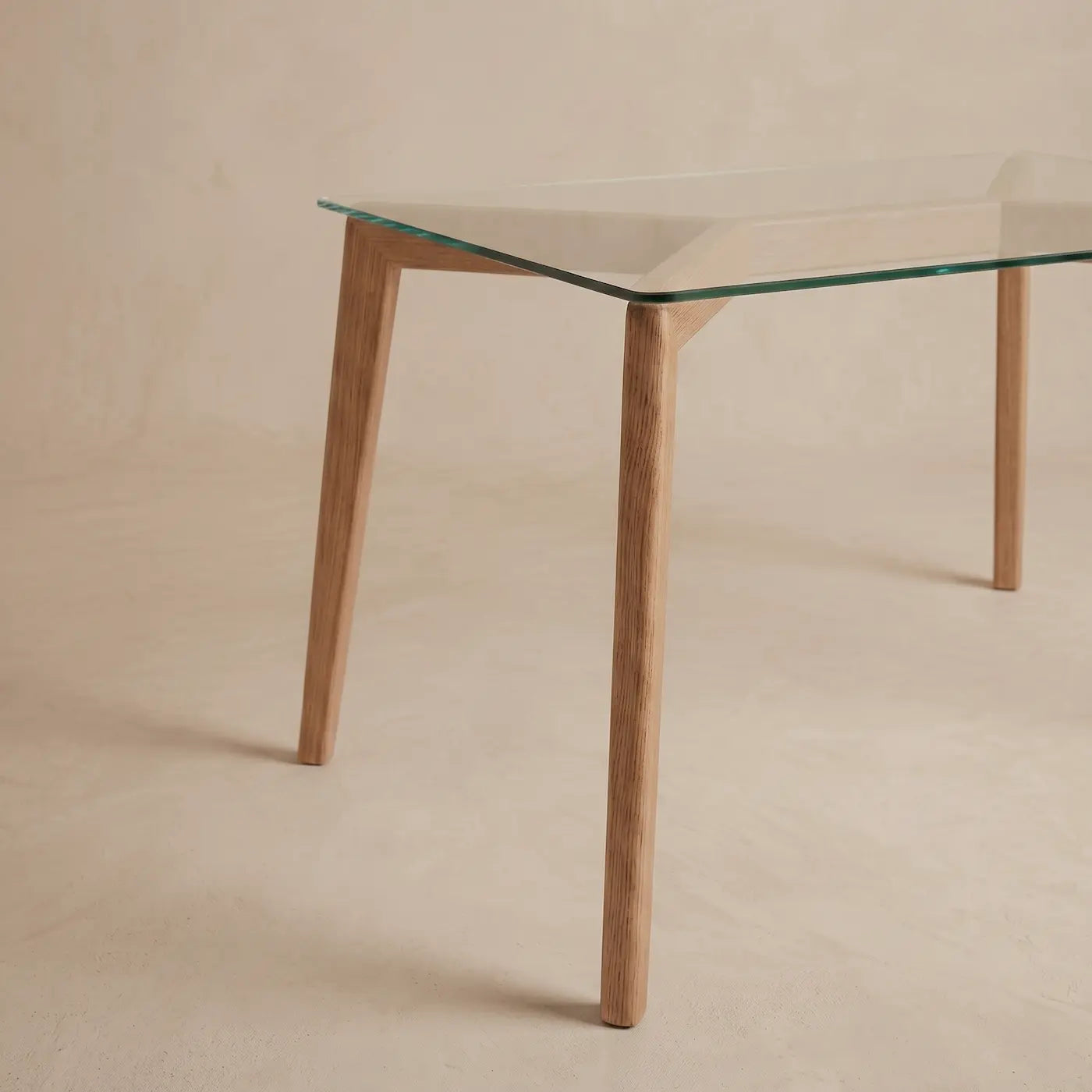 Mesa de comedor con vidrio y base en madera diseño ligero y moderno