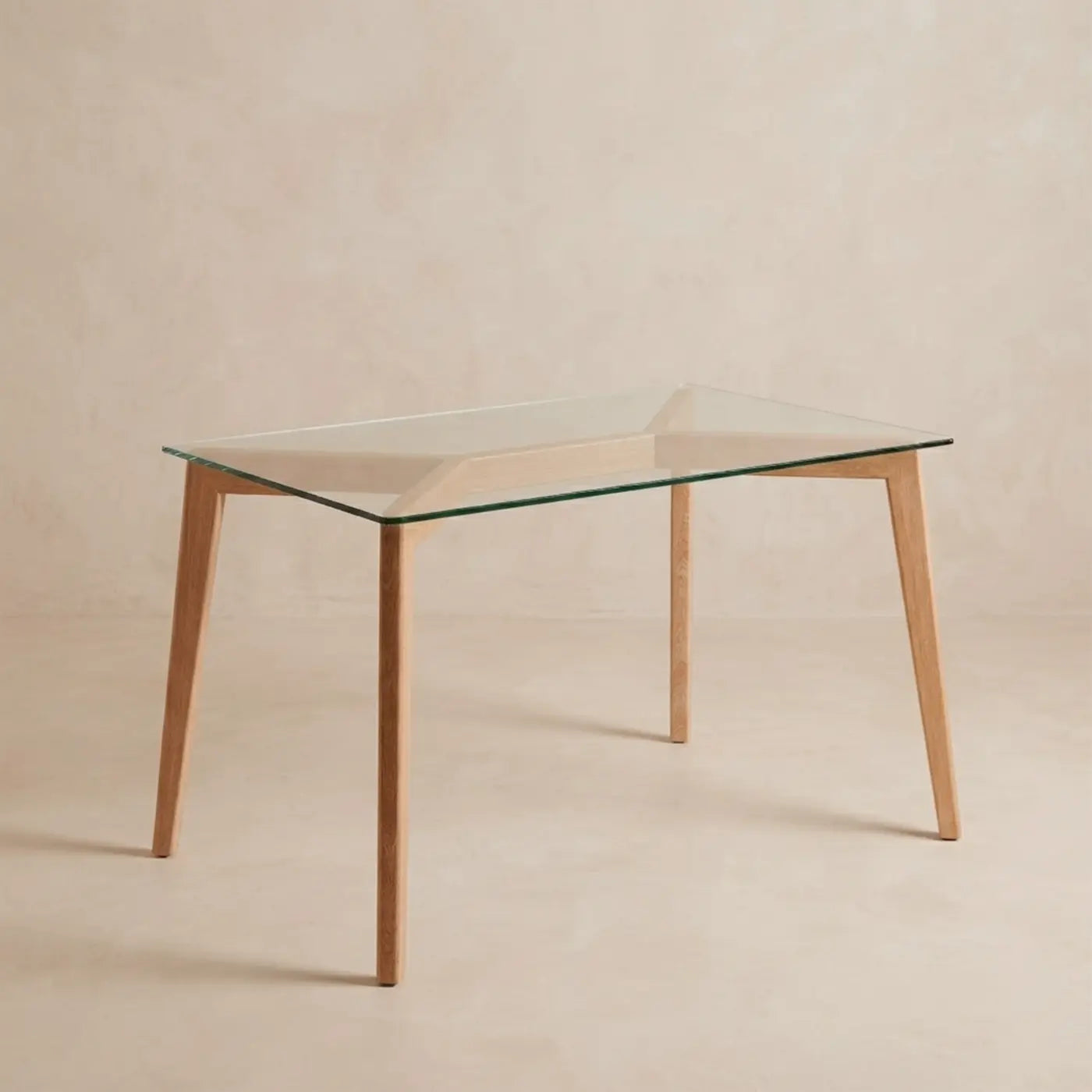 Mesa de comedor con tapa de vidrio y estructura en madera de diseño moderno