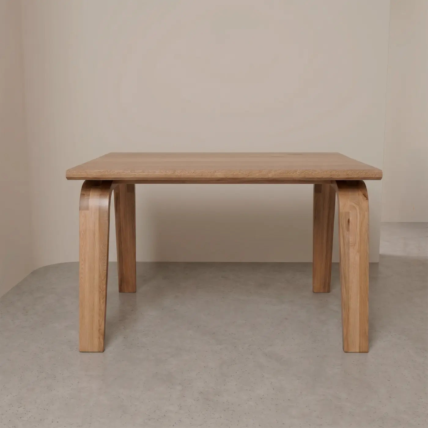 Mesa en madera de roble con diseño minimalista para comedor