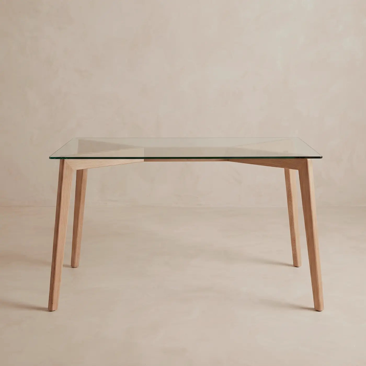 Mesa en madera con superficie de vidrio estilo minimalista para comedor